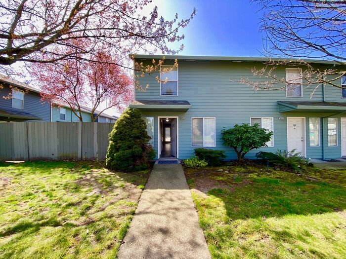 Foto principal - 2 bedroom unit. Pets OK! Lots of upgrades!...