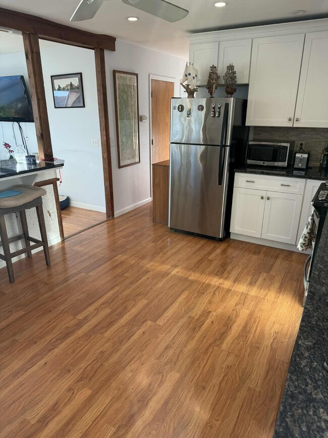 Building Photo - 10 Hillside Rd