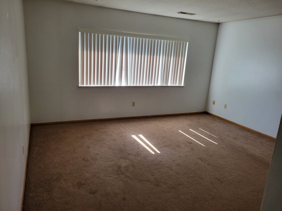 Living room - 321 Summerhays St
