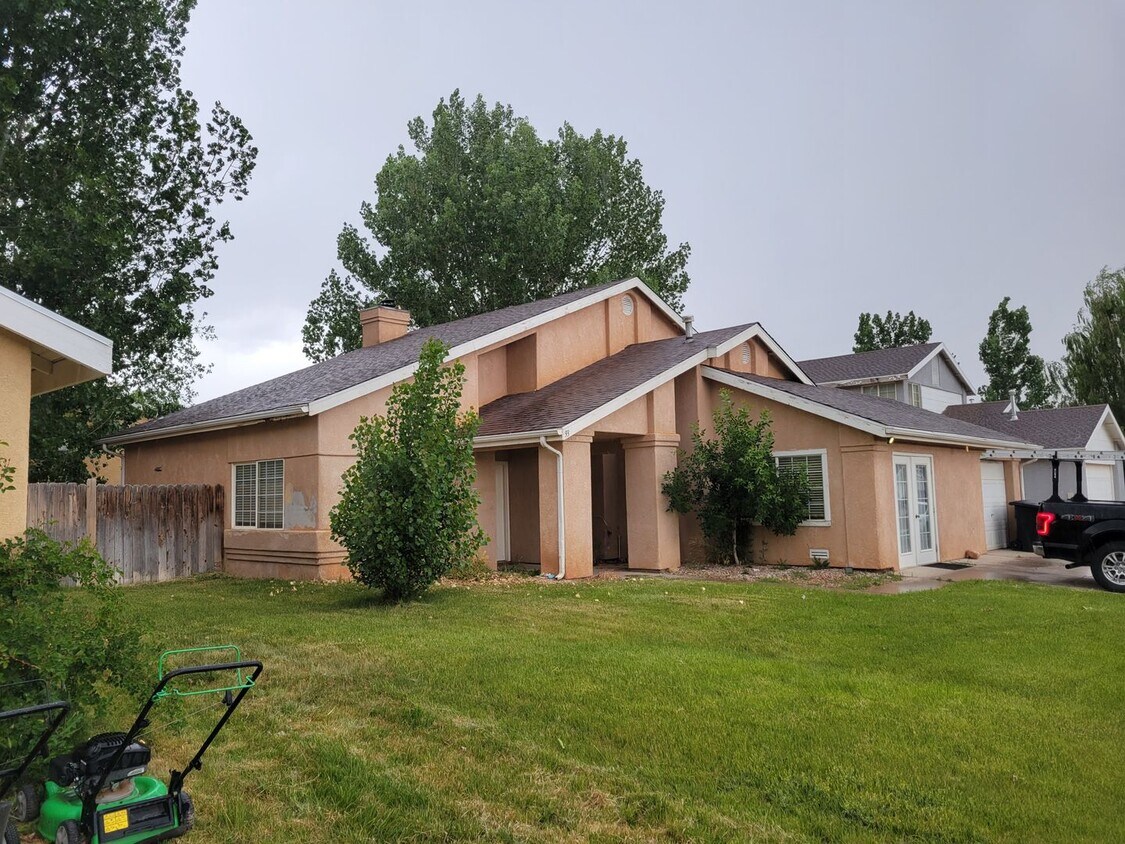 Primary Photo - 4 bed Single Family Home Close to Iron Spr...