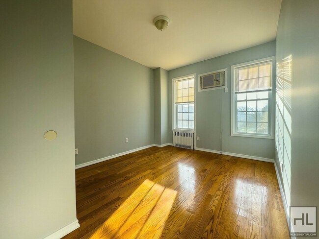 Building Photo - 3 bed on 3rd Avenue in Bay Ridge!
