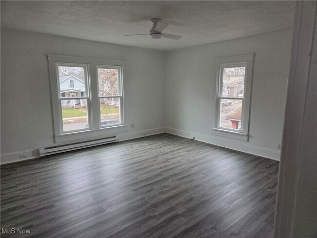 Foto del edificio - 449 2nd Dr NE