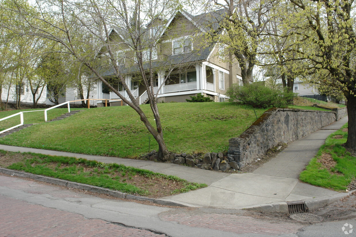 Building Photo - 1527 W 6th Ave