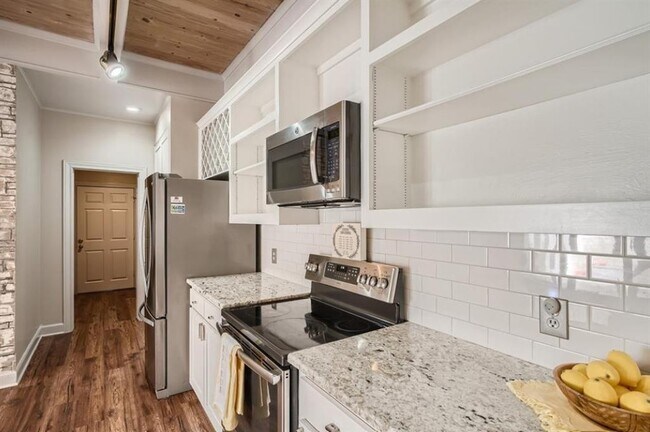 Building Photo - 4625 Pinehurst Dr S