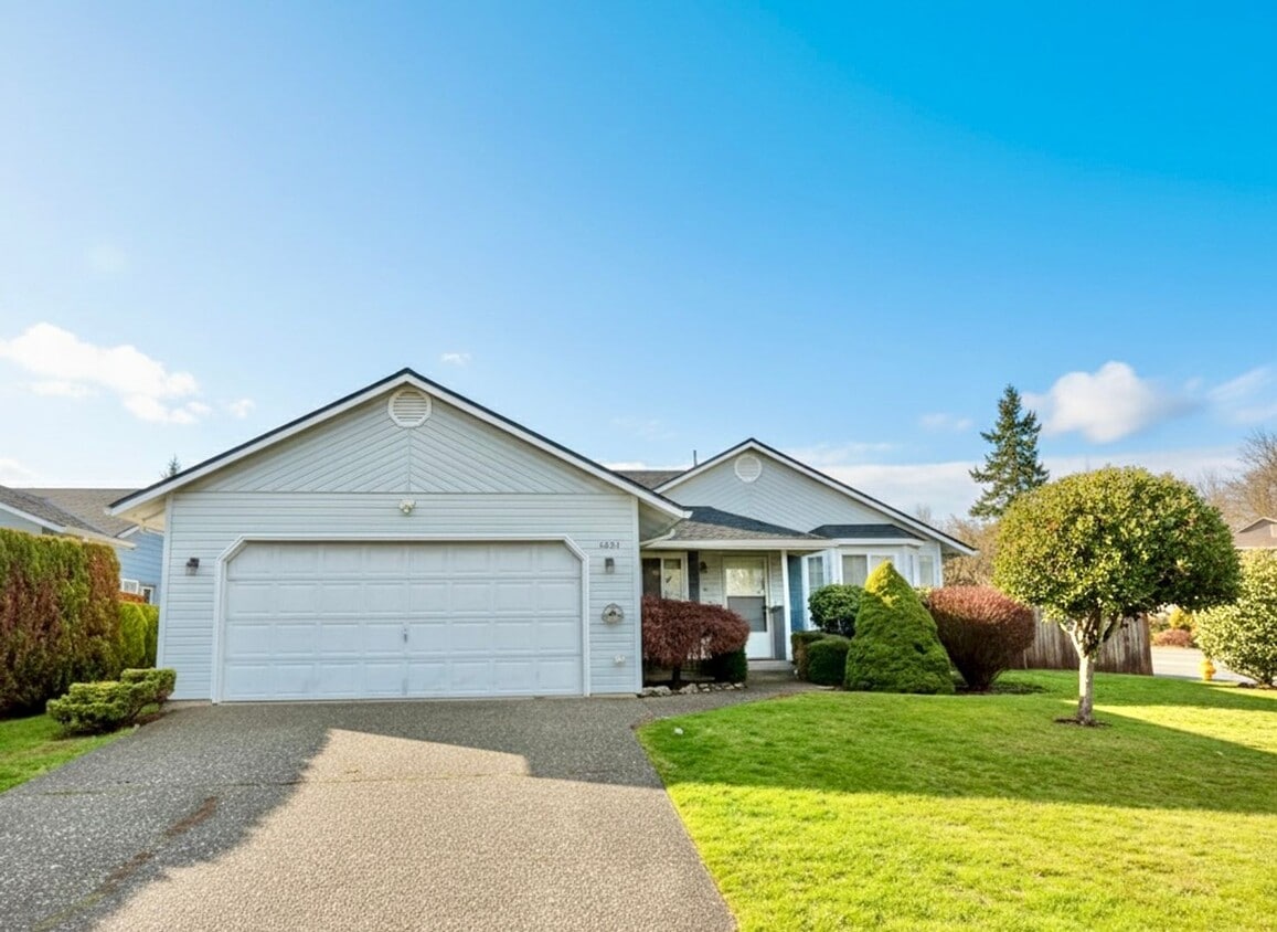 Foto principal - Sunny Rambler on Corner Lot with Large Fenced Yard & Deck