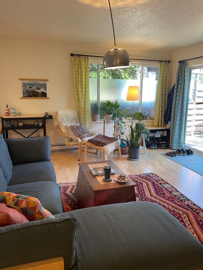 Building Photo - Charming 1-bedroom, 1-bathroom Condo in Phinney Ridge.