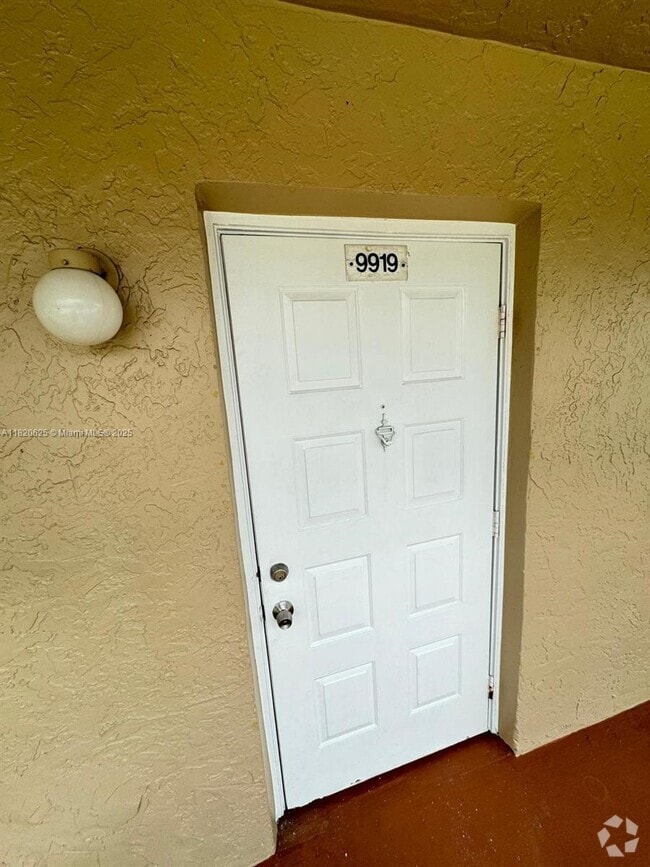 Building Photo - 9919 Twin Lakes Dr