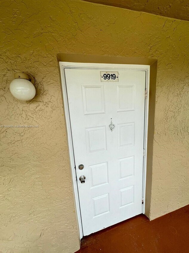Foto principal - 9919 Twin Lakes Dr