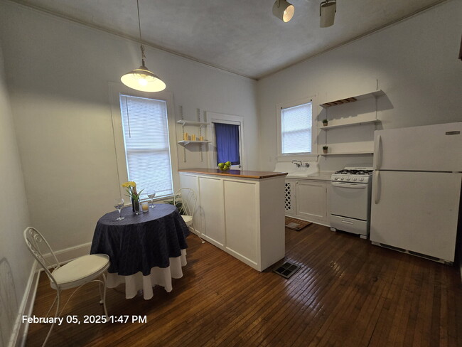 Building Photo - One Bedroom on Belmont Blvd!  Available fo...