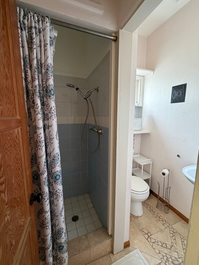 Ducha y baño - 2613 B St