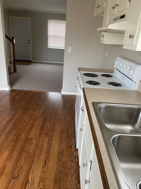 Kitchen to Living Room View - 1026 W Ashbury St