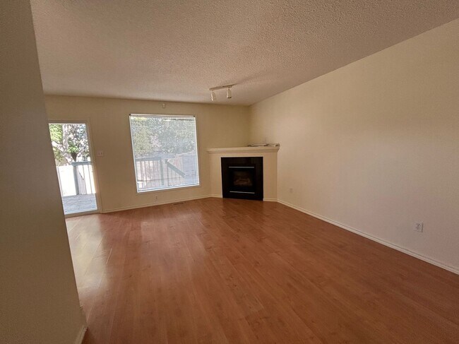 Building Photo - 2 Bed 2.5 Bath Unit in Edmonton, AB
