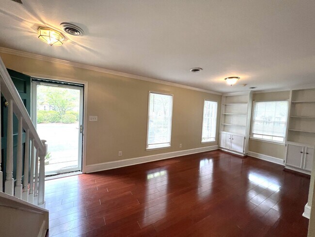 Foto del edificio - RENT SPECIAL! Just painted, modern gray! Charming end unit town home in Stones Throw. Walking dis...