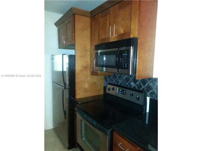 Building Photo - 2880 Pine Tree Dr