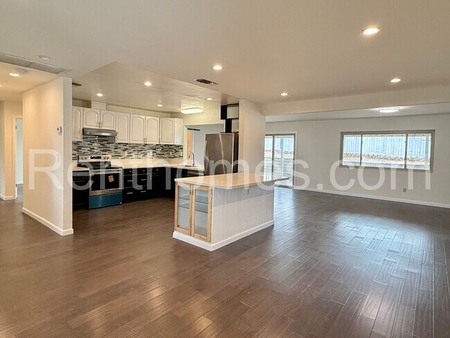 Foto del edificio - Santee, 9649 Mast Blvd, 12 Solar Panels, Q...