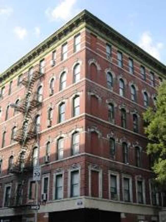 Building Photo - 215 W 10th St