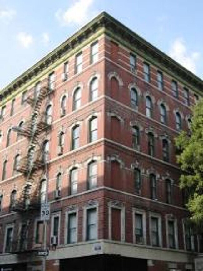 Foto del edificio - 215 W 10th St