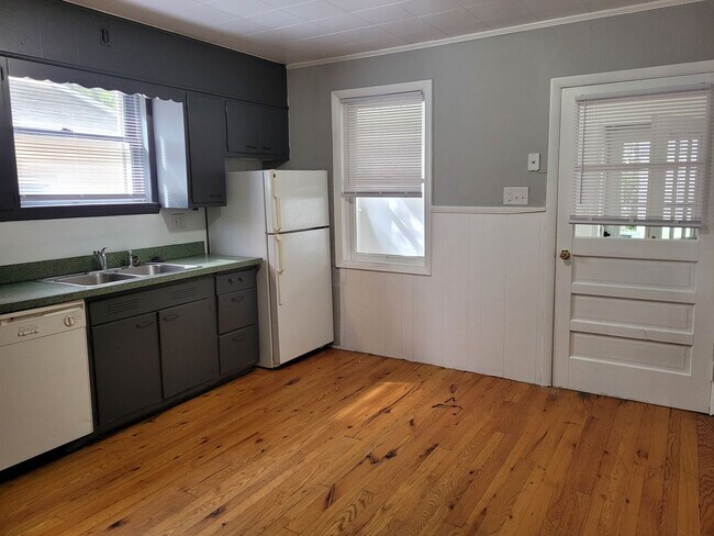 Building Photo - 441 E. King St. - 4 BR/2 Bath House - $130...