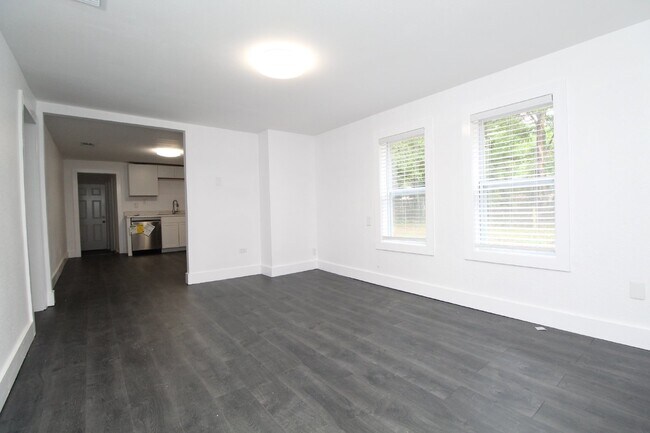 Building Photo - Remodeled 3/2 Pet Friendly Home in Cordova...