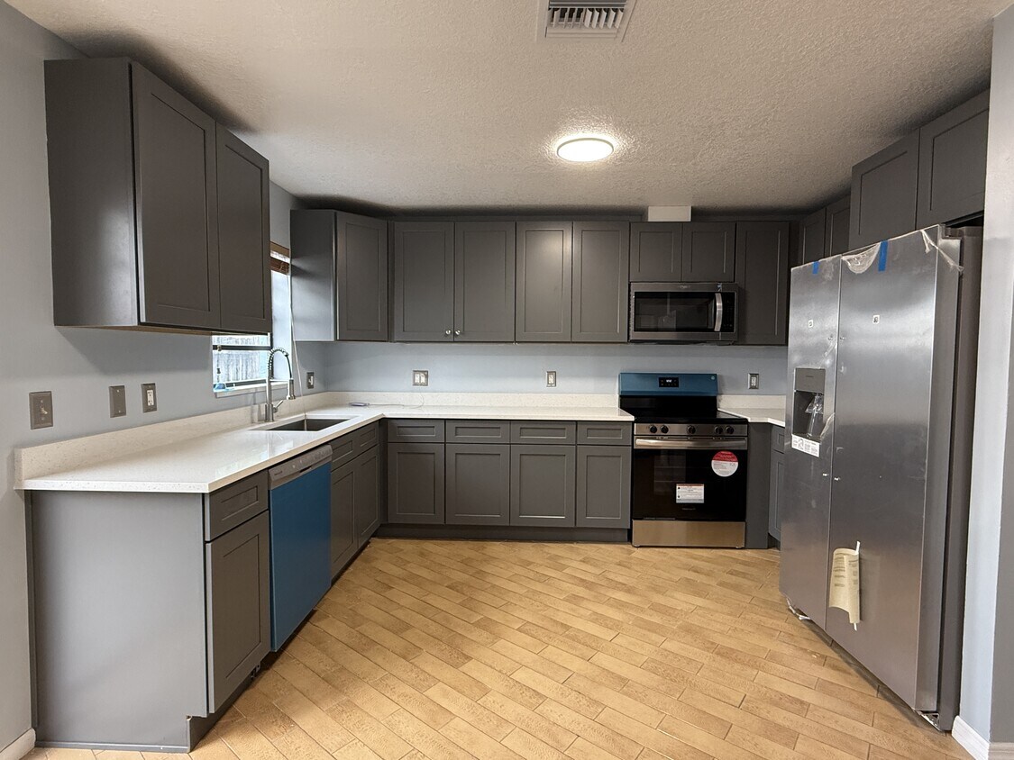 Foto principal - 6242 NW 1st St