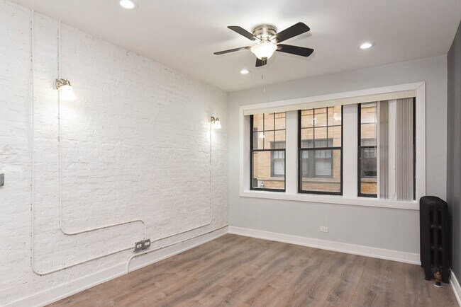 Building Photo - 7624 N Eastlake Terrace