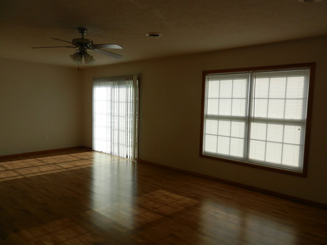 Great room - 707 Savannah Ave