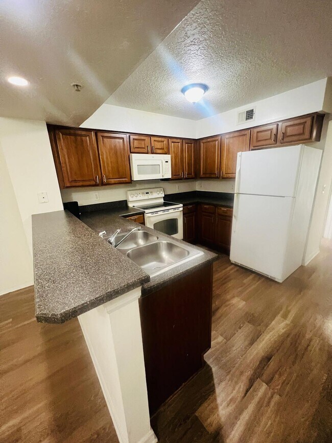 Foto del edificio - 2323 McCoy Rd