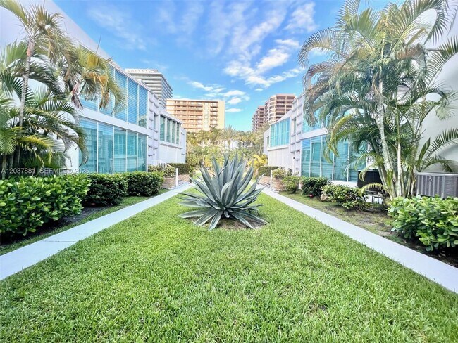 Foto del edificio - 10178 Collins Ave