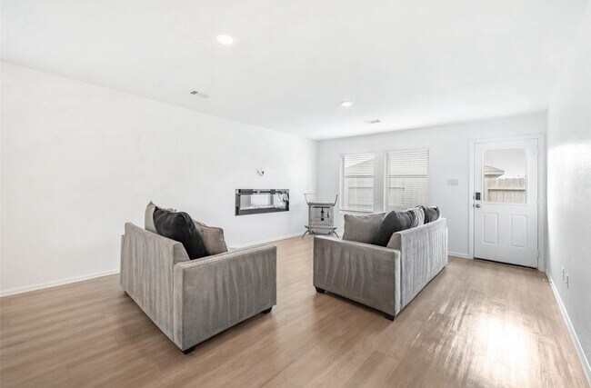 Foto del edificio - 26919 Wilderye Cv Ln