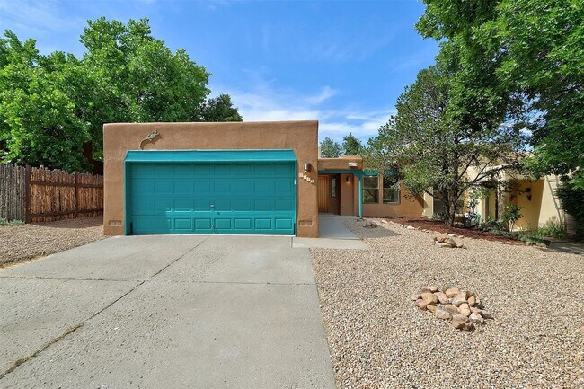 Building Photo - Stylish Townhouse in La Villa Serena