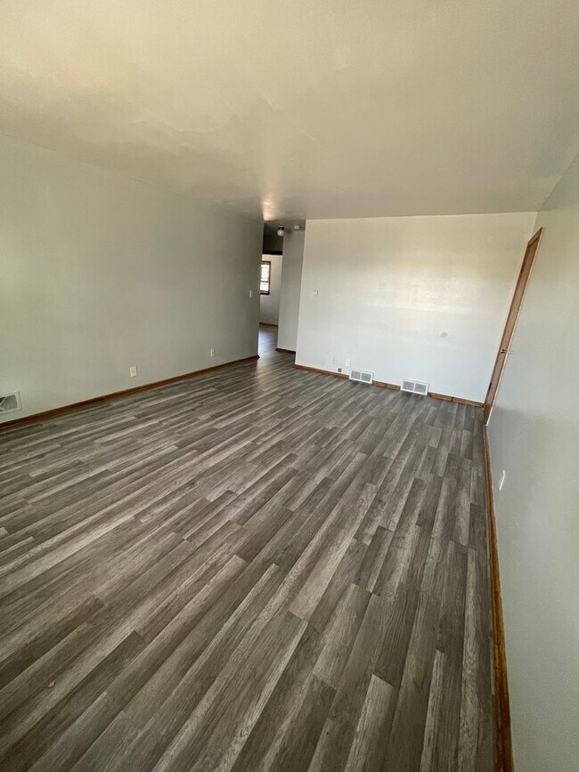 Building Photo - Large 3bed/1.5 bath unit!