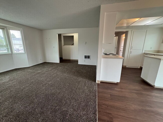 Foto del edificio - 3 Bedroom Duplex off Gilham Rd.