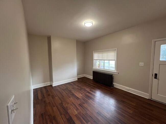 Foto del edificio - HUGE 3-Bedroom home in Bellevue!