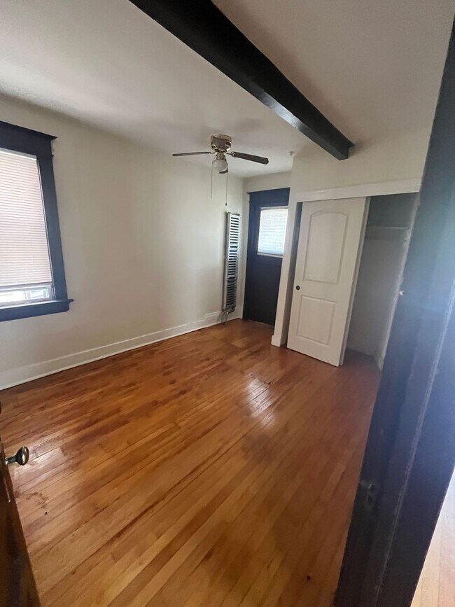 Building Photo - Spacious 2BR/1BA in Prime East Side Locati...
