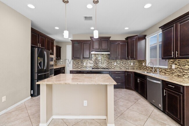 Building Photo - 180 E Horseshoe Dr