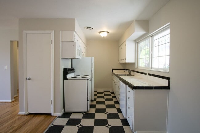 Building Photo - John's Landing Corner 2-Bedroom w W/D & De...