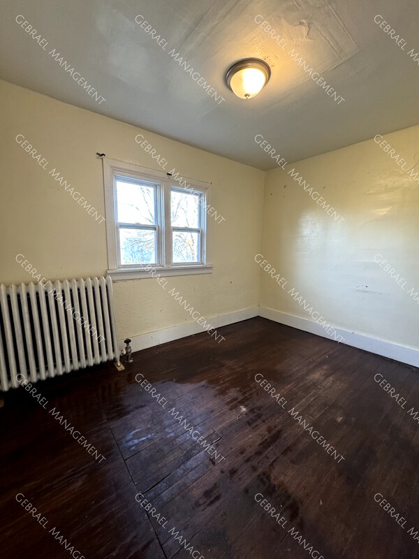 Building Photo - 2500 S Saginaw St