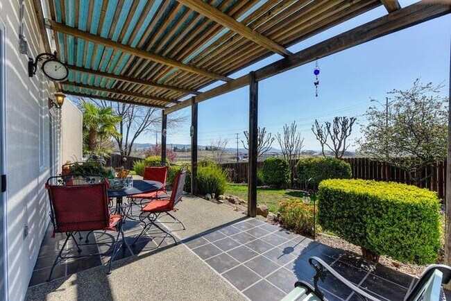 Building Photo - Beautiful 4 bedroom 2 bathroom home!