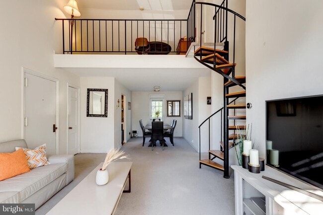 Main level living area - 3059 S Abingdon St