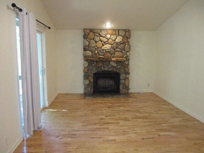 Building Photo - Charming Rambler in Lake Minterwood with P...