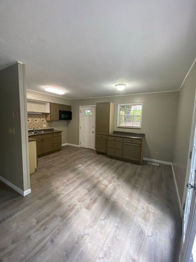 Foto del edificio - 3 bedroom 2 bathroom single-family home