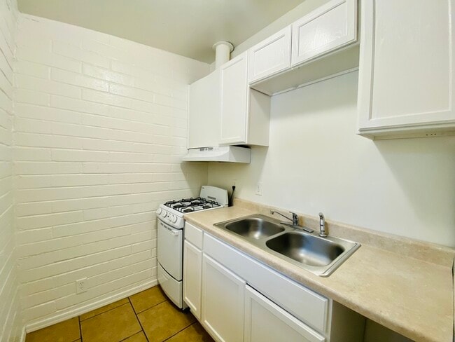 Building Photo - 1st Floor Corner 1 Bedroom Home with Backy...