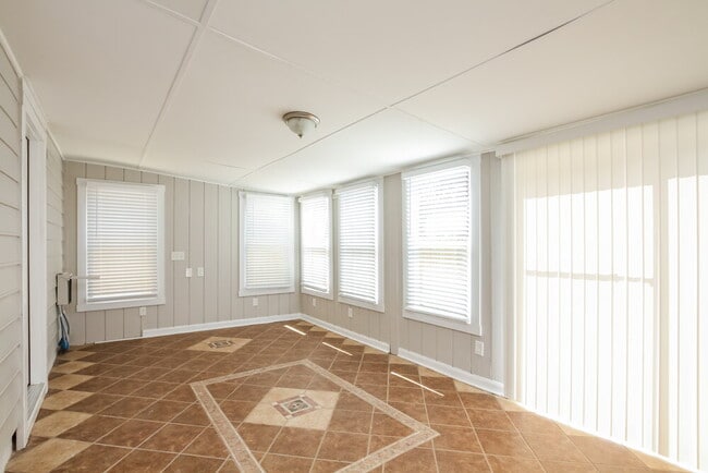 Building Photo - 1225 Larkspur Dr