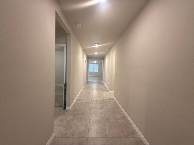 Foto del edificio - Stunning 4-bedroom, 3-bathroom, 2-stall garage, home. The only thing missing is you.