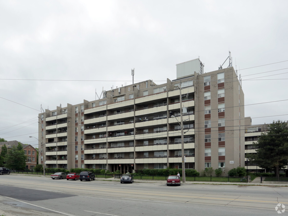 Lakeshore Towers Apartments - 3621 Lake Shore Blvd W Toronto, ON ...