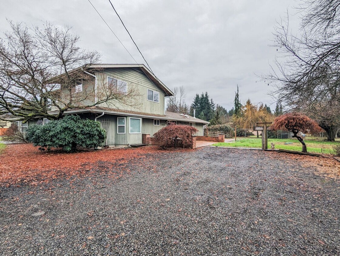 Primary Photo - Spacious 3 bed, 3 bathroom home with main ...