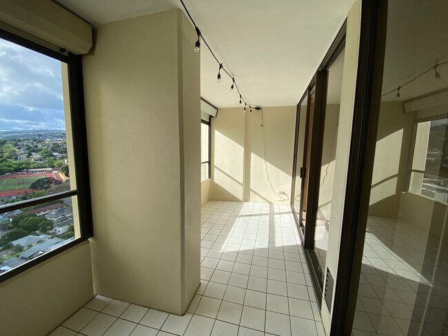 Building Photo - 1717 Mott-Smith Dr