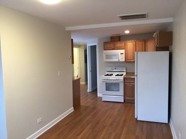 Kitchen - 1356 W Erie St