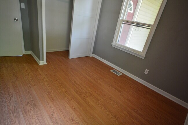 Building Photo - Rent this cute 3 Bedroom 1 Bath Home