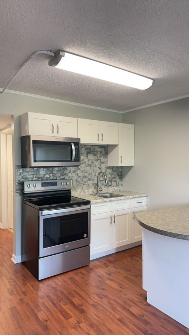 Foto del edificio - University Towers #414 - Walking distance to UT campus have your own place for $1190/month